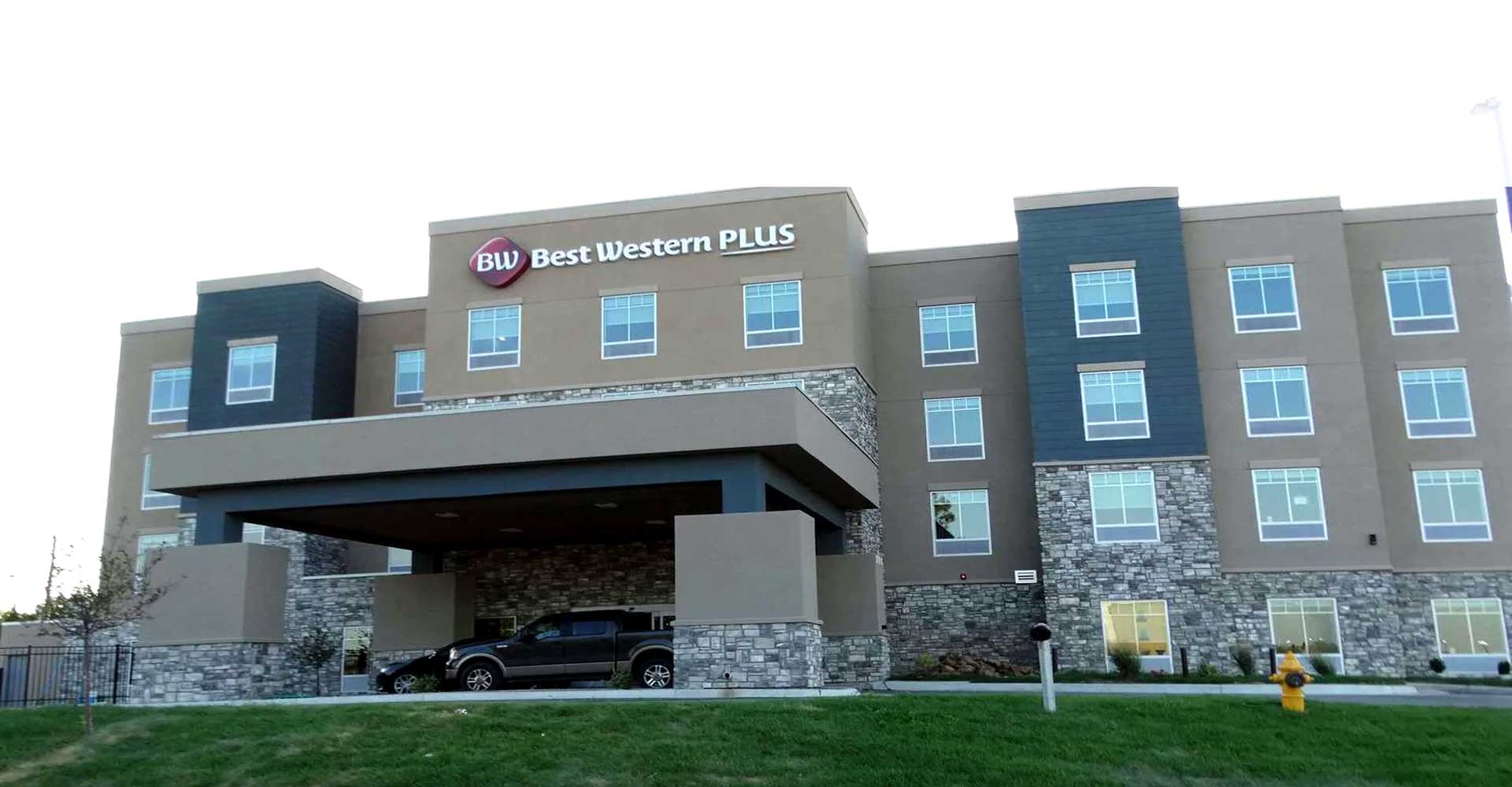 Front of Hotel Best Western Plus McPherson